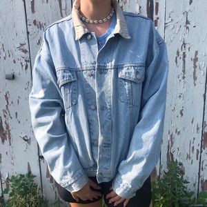 Super vintage 1980's Looney Tunes jean jacket!